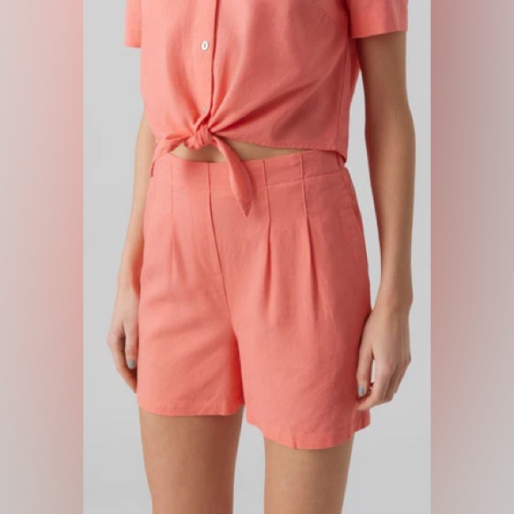 Vero Moda | Jesmilo High-Waist Box-Pleat Shorts in Georgia Peach - Picture 3 of 7